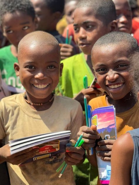 Dsitrubution de kits alimentaires aux enfants défavorisés